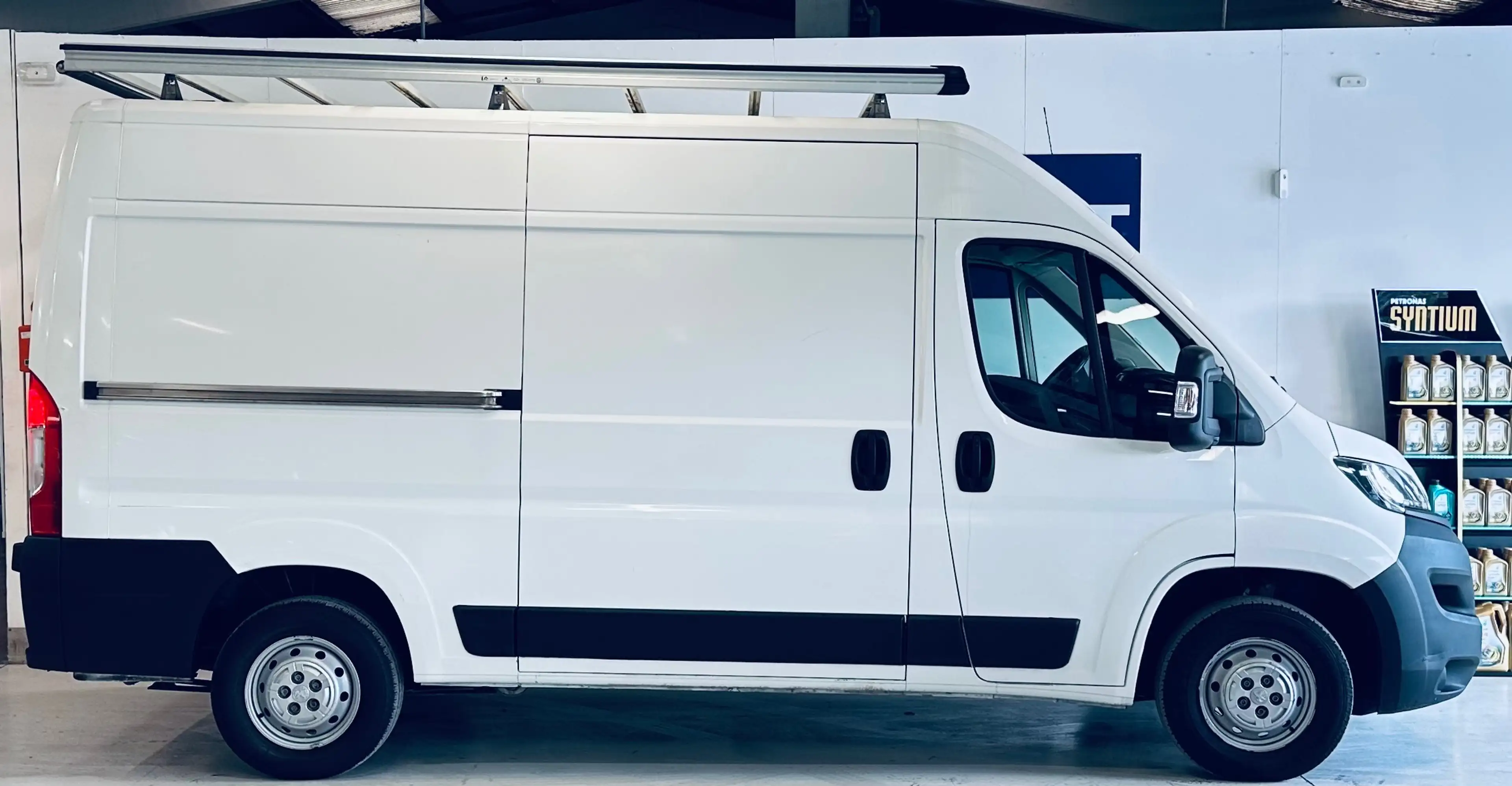 Peugeot Boxer 2.0 BlueHDi L2H2 3 PLACES PDC NAVI CLIM BLUETOOTH GALERIE TOIT — photo 4