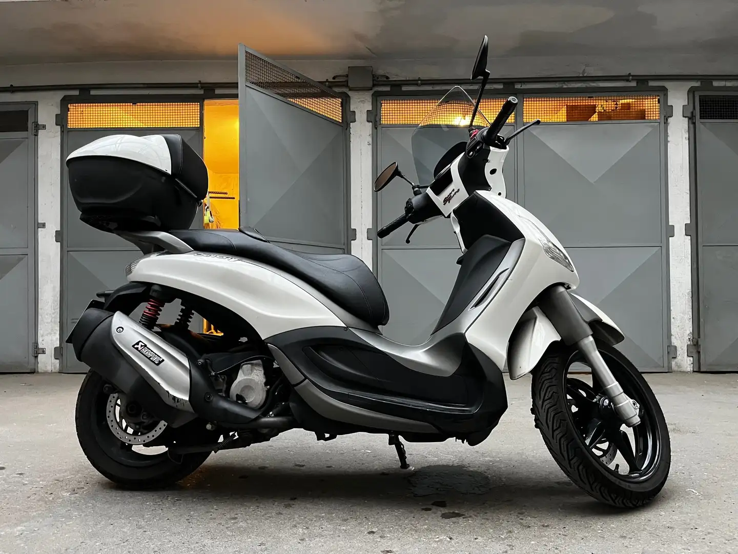 Piaggio Beverly 350 sport touring White - 1