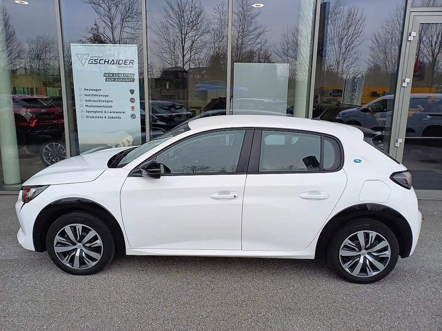 Peugeot e-208 50kWh Active Pack 23.990.- inklusive 3000.- För... Weiß - 2
