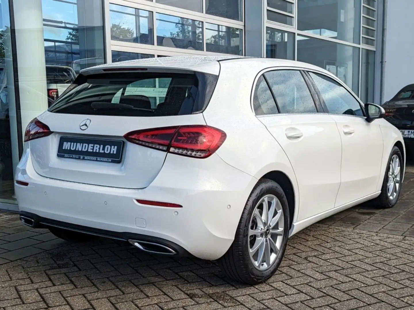 Mercedes-Benz A 200 Kompaktlimousine Progressive Navi AHK PTS Weiß - 2