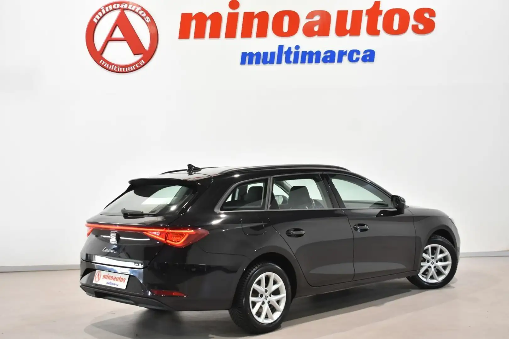 SEAT Leon IV 1.0 TSI 110 CV DSG STYLE Negro - 2
