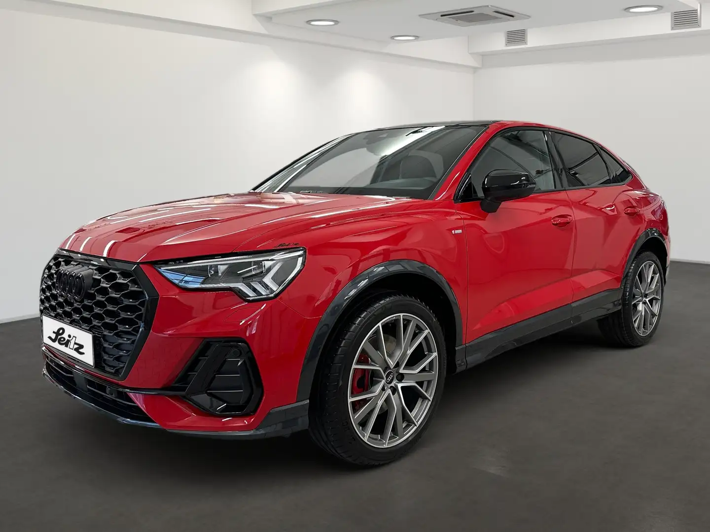 Audi Q3 Sportback 45 TFSI quattro S line *PANO*AHK* Rood - 2