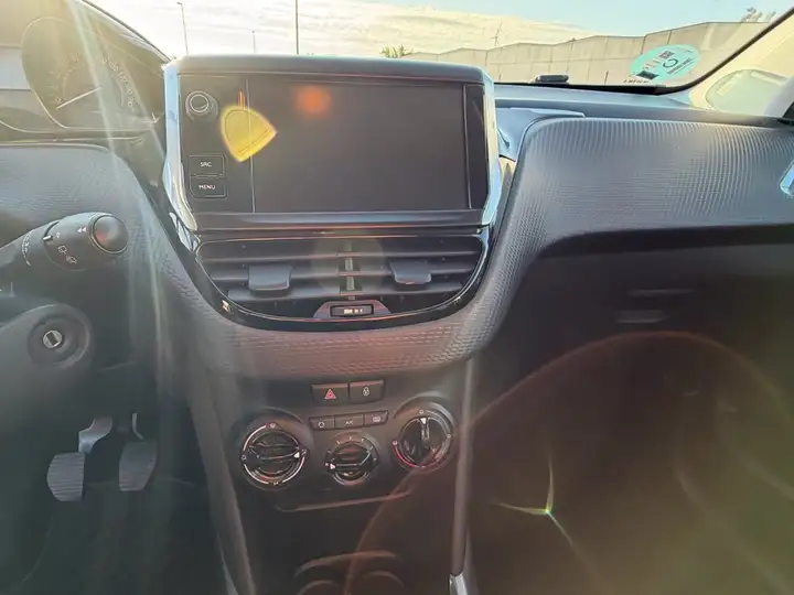 Peugeot 2008 1.2 Pure Tech Style (2017) 2018, foto 20