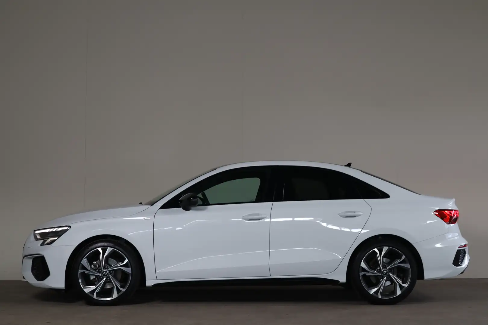 Audi A3 Limousine 30 TFSI S-Line edition NL-Auto!! Apple C Weiß - 2