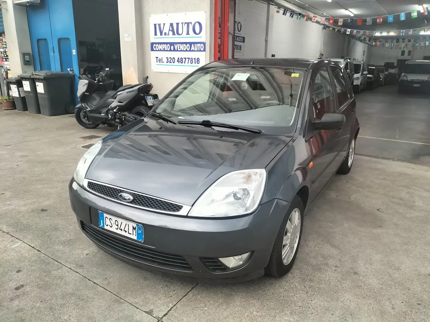 Ford Fiesta 5p 1.2 benzina km 85000 Grijs - 1