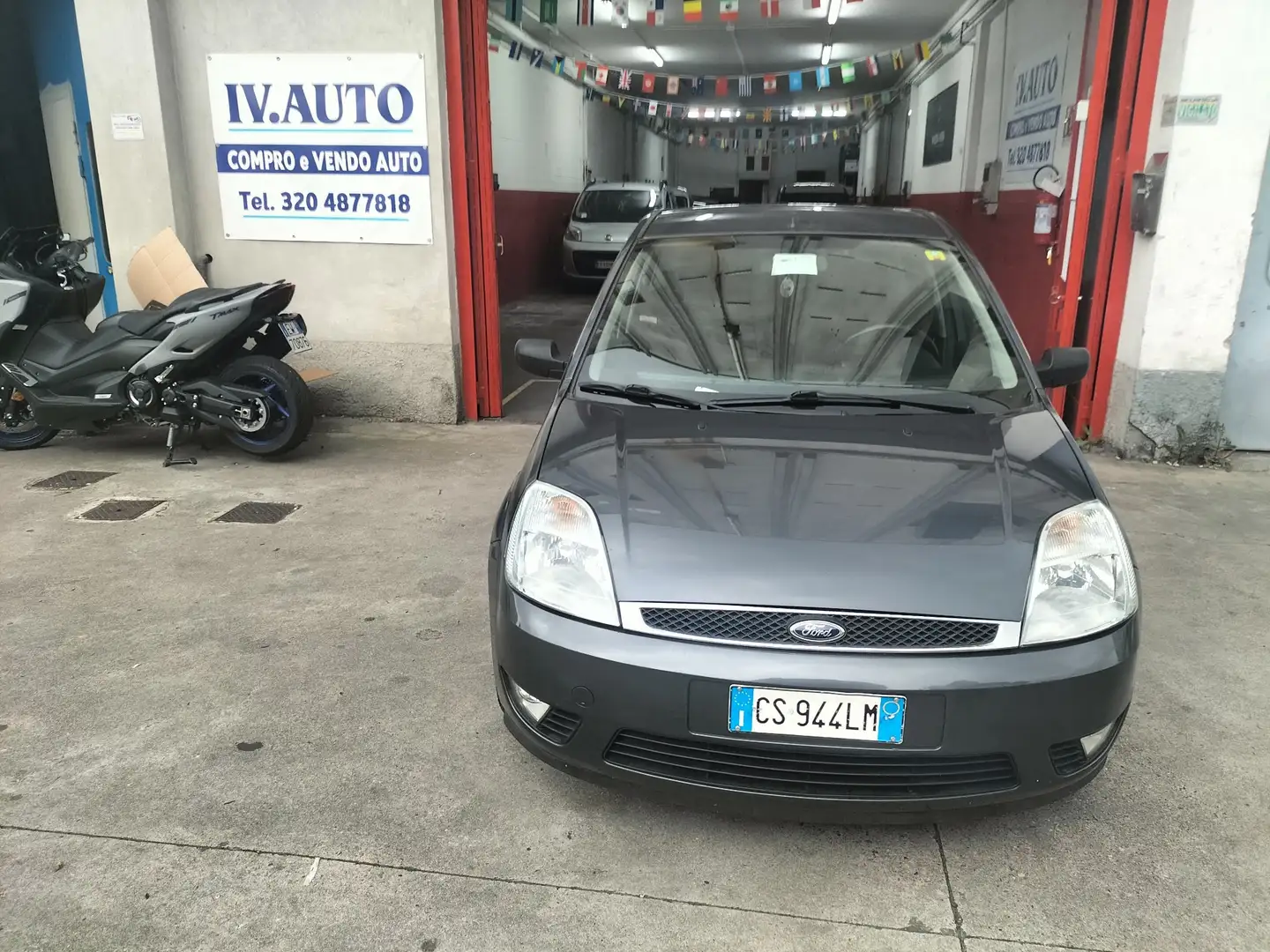 Ford Fiesta 5p 1.2 benzina km 85000 Grijs - 2