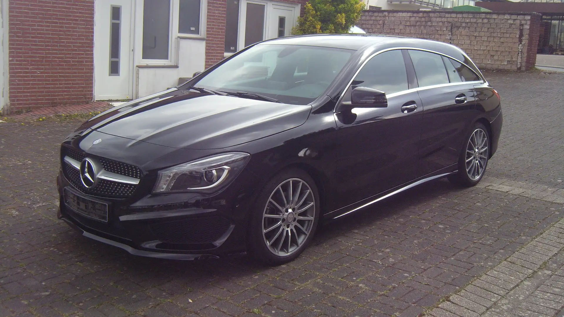 Mercedes-Benz CLA 180 Shooting Brake+AMG Line +Navi+LED+TOP+ Noir - 1