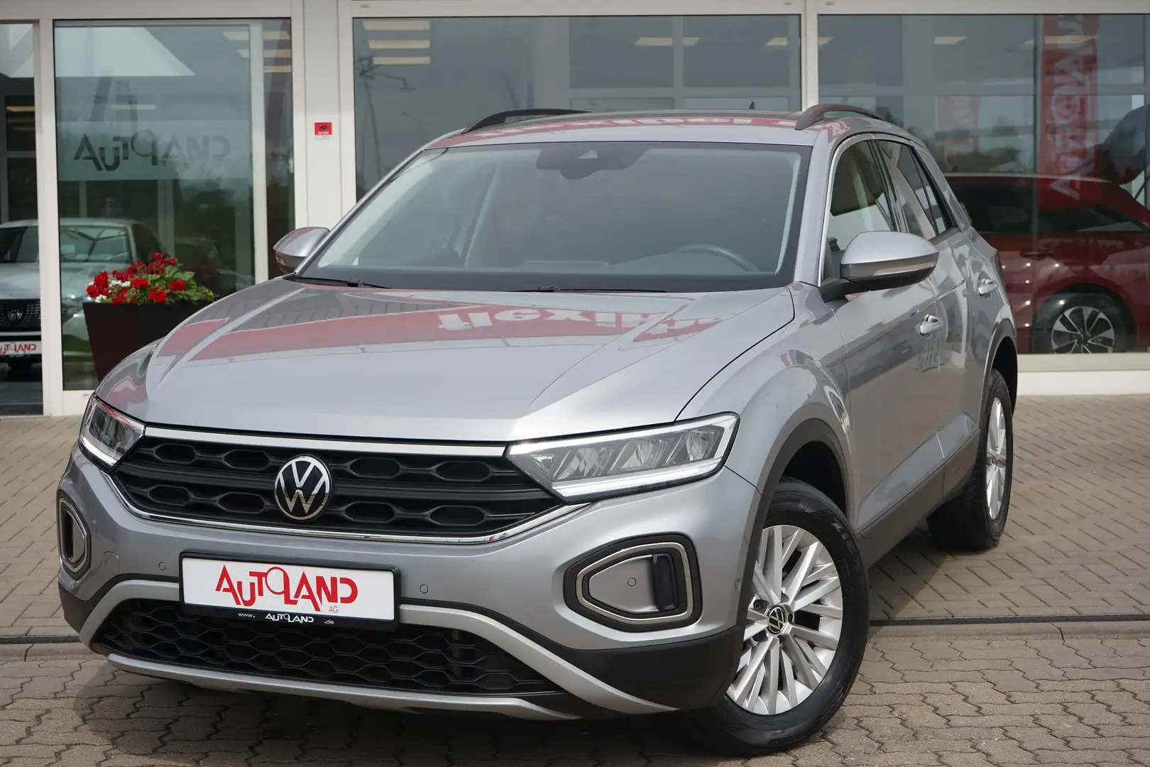 Volkswagen T-Roc 1.0 TSI Life VC LHZ LED ACC Navi Kamera Zilver - 2