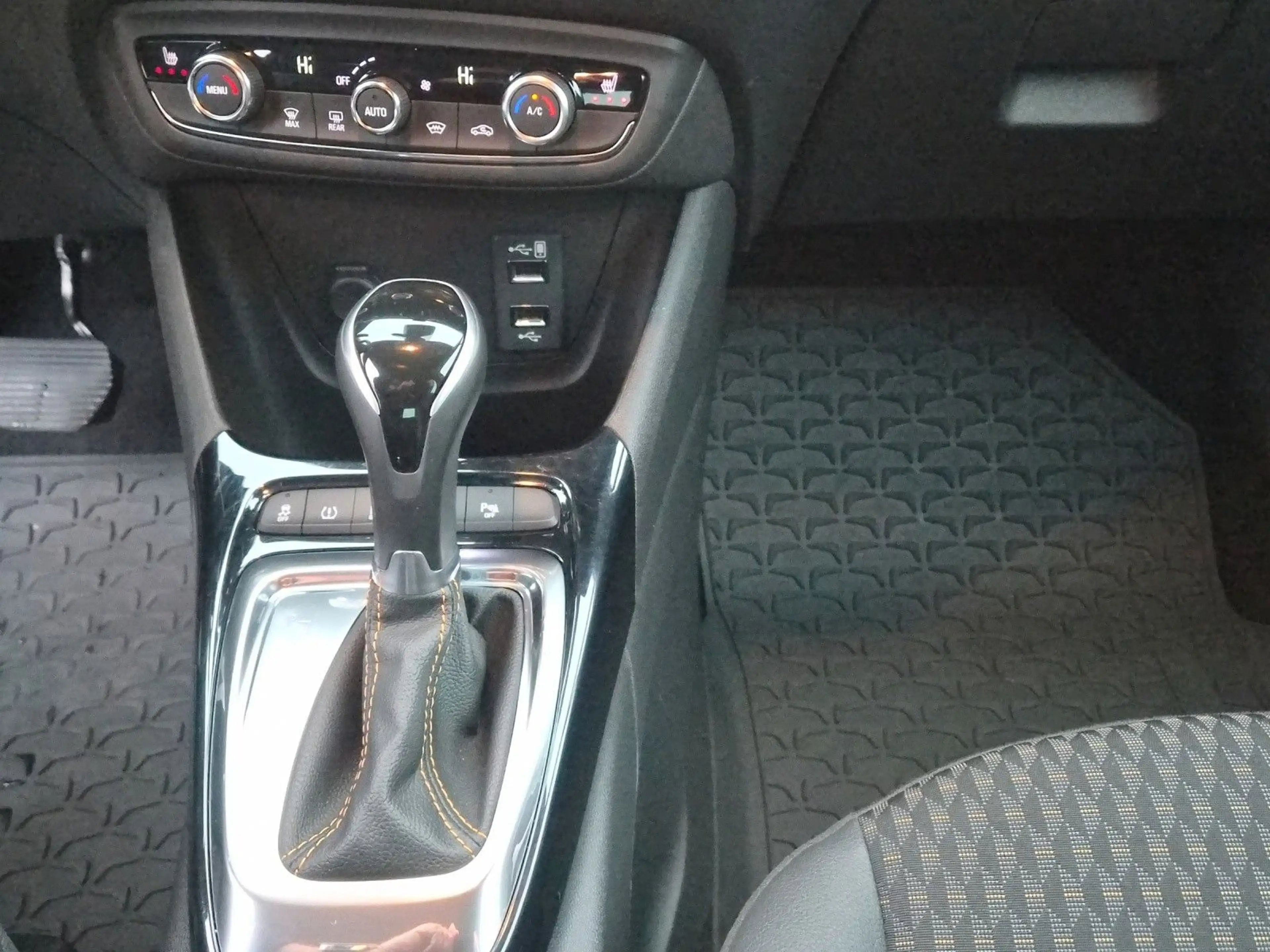 Opel Crossland X Automatik 1 Hand Tüv 07/2028 — photo 14
