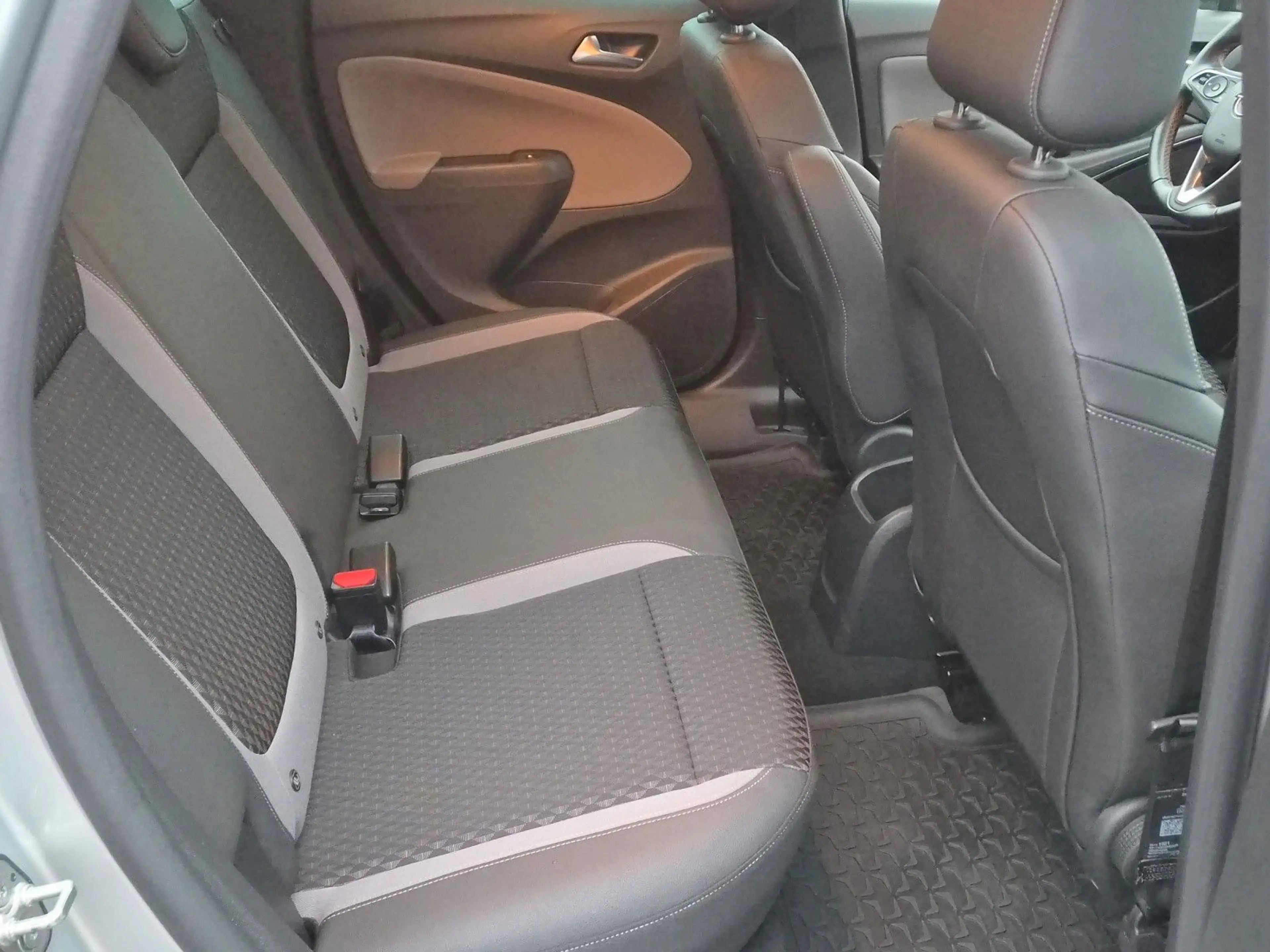 Opel Crossland X Automatik 1 Hand Tüv 07/2028 — photo 11