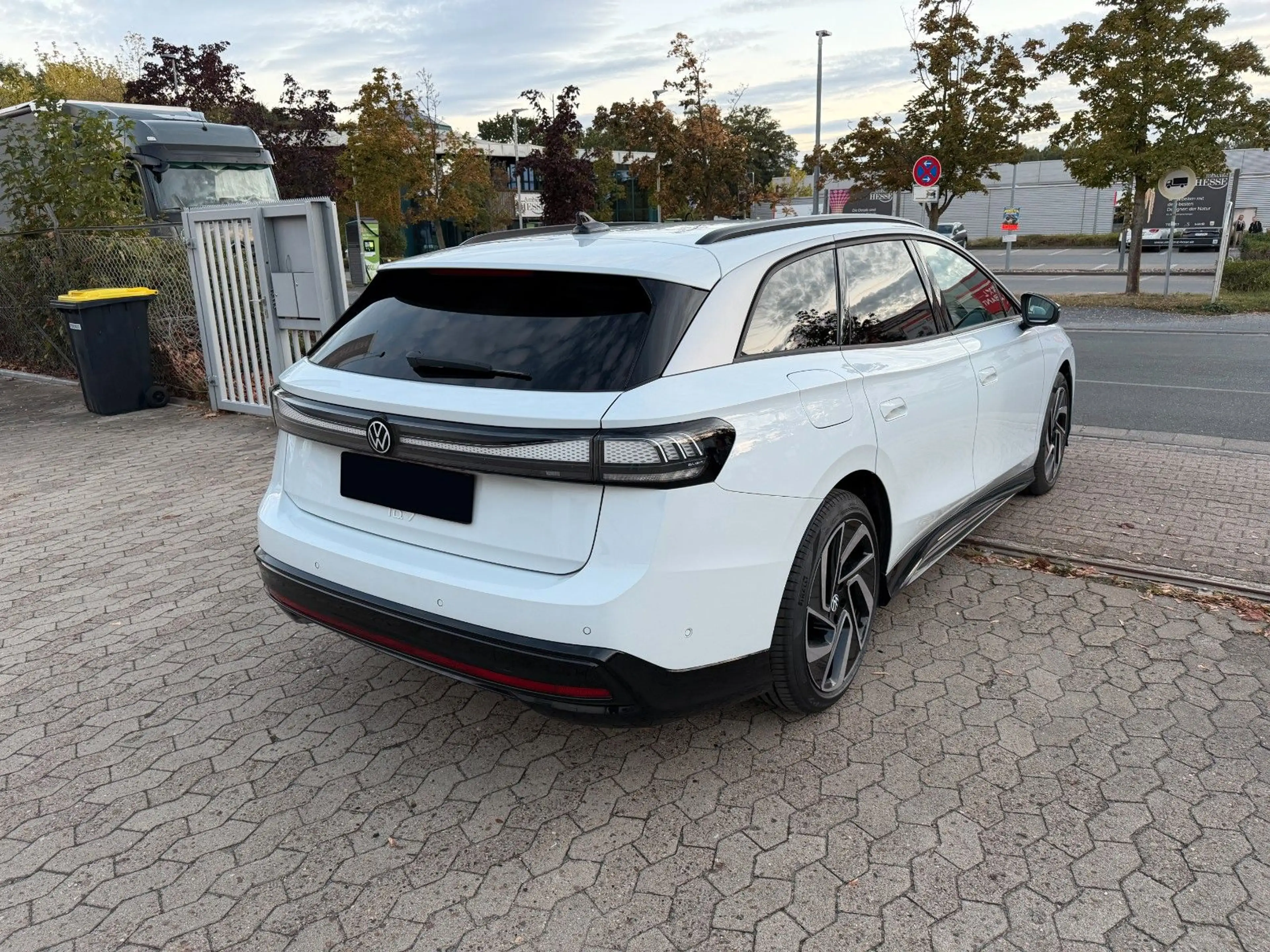Volkswagen ID.7 Tourer Pro 210 kW AHK*360°*HUD*STDHZ*SIDE* — photo 3