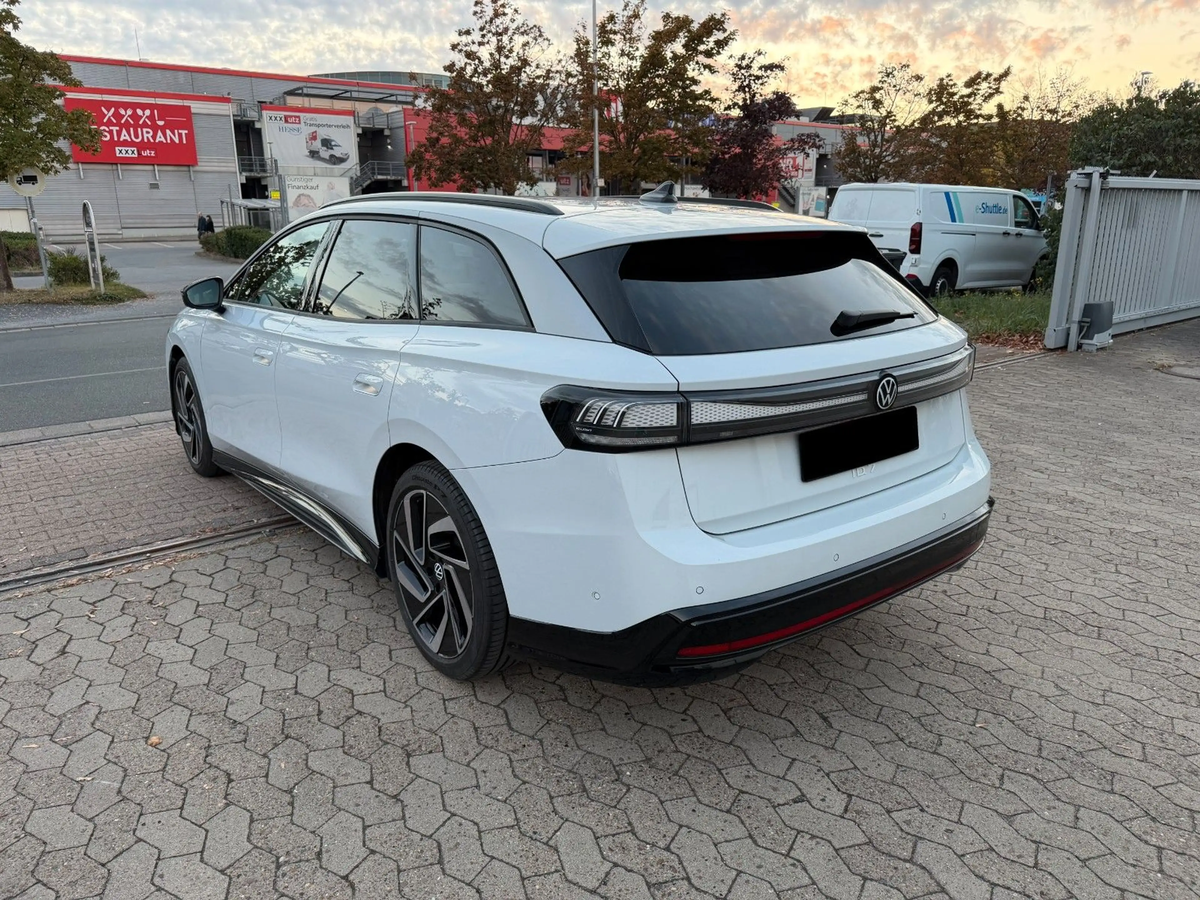 Volkswagen ID.7 Tourer Pro 210 kW AHK*360°*HUD*STDHZ*SIDE* — photo 2