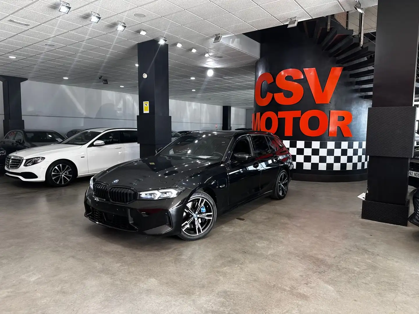 BMW 330 330e xDrive Touring Noir - 2
