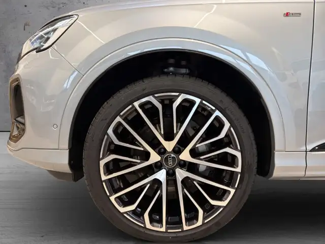 Audi Q7 view 4