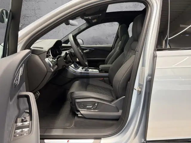 Audi Q7 view 8