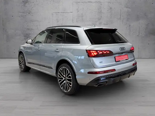 Audi Q7 view 5