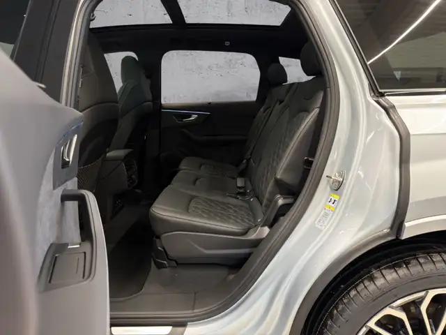 Audi Q7 view 10