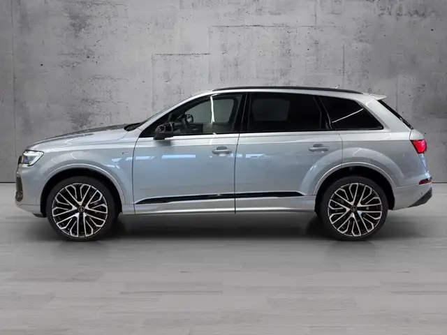 Audi Q7 view 3
