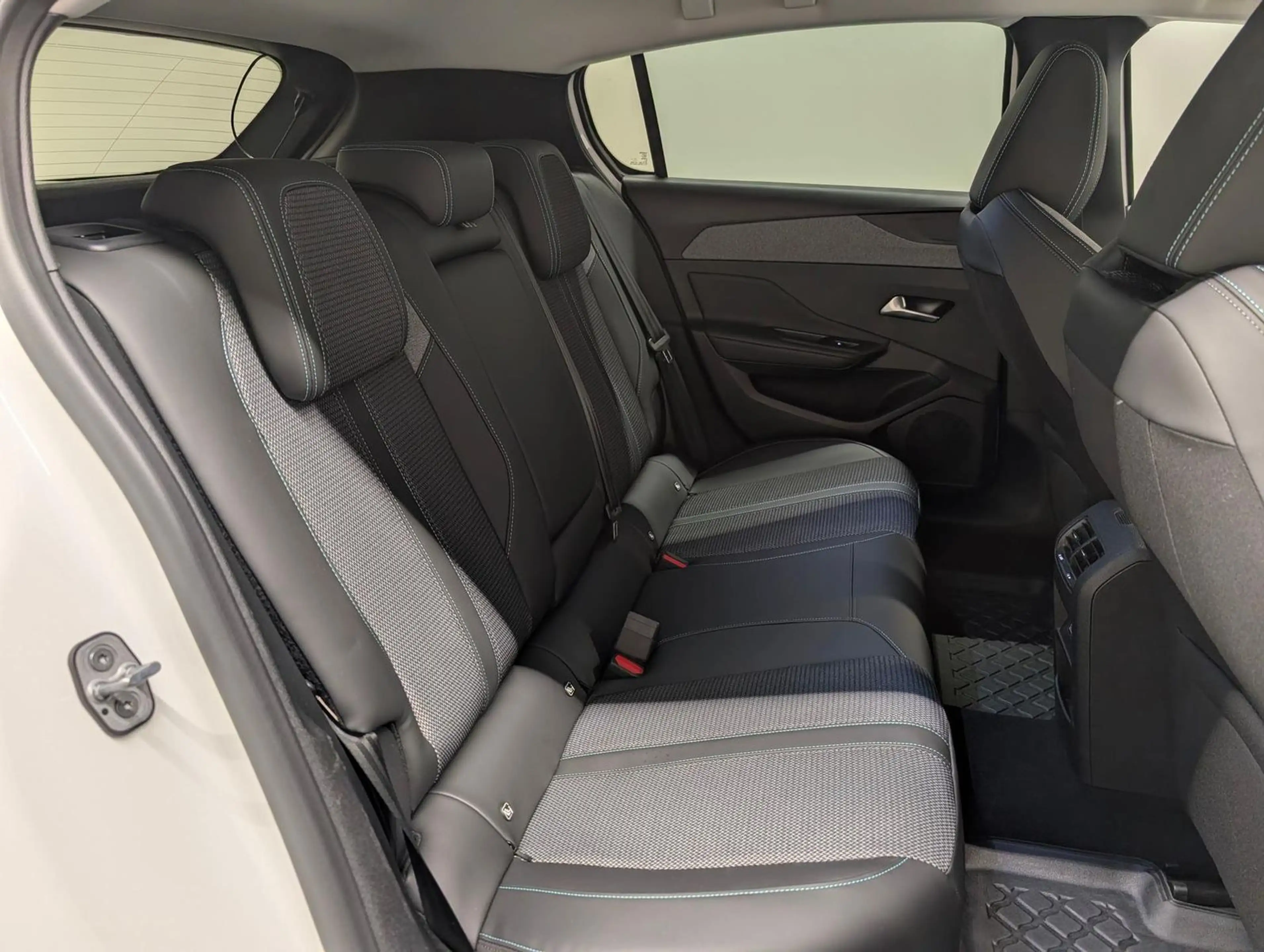 Peugeot 308 Hybrid Allure LED/360°Kam/ACC/SHZ/Navi/18-LM — photo 11
