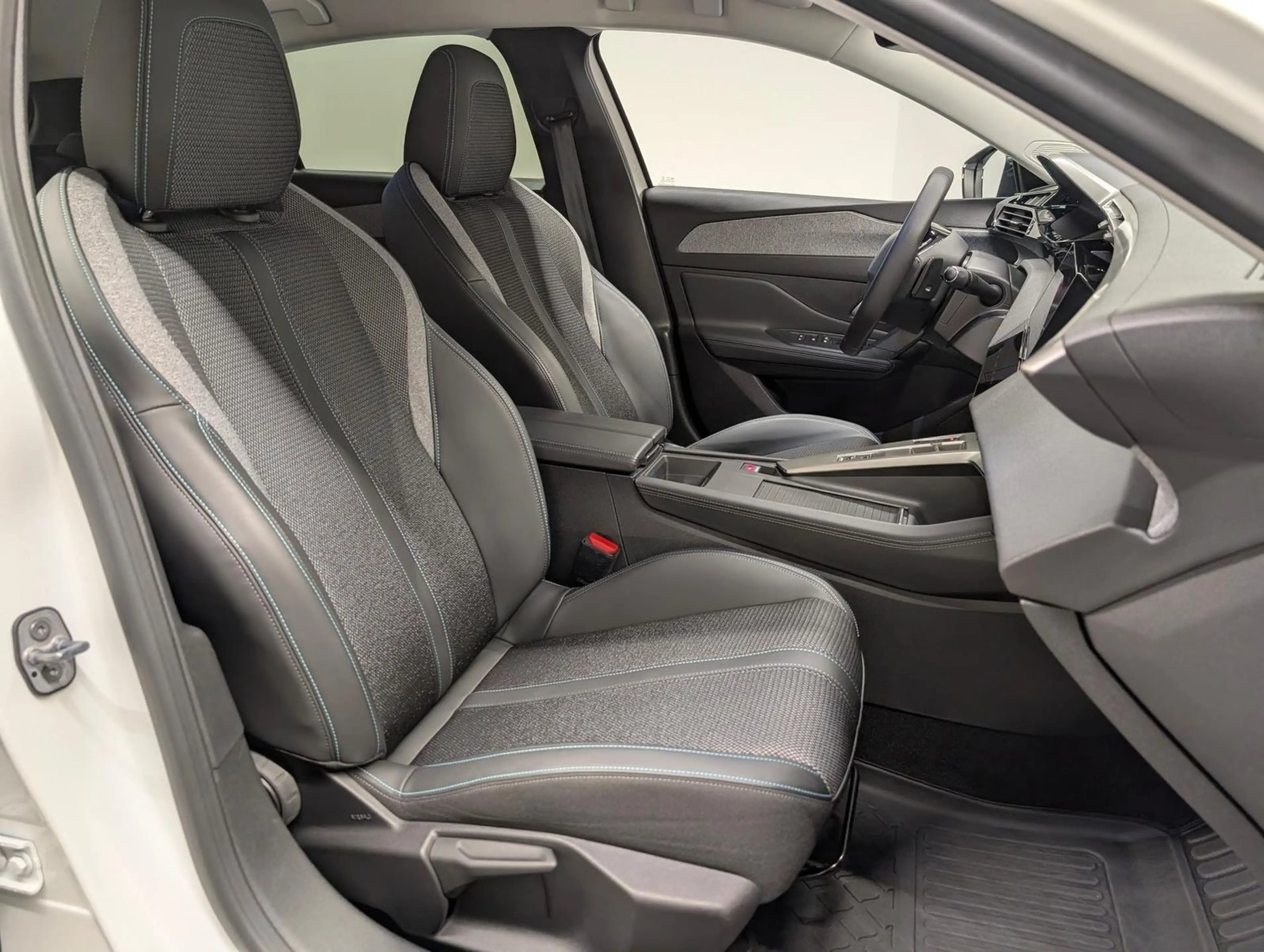 Peugeot 308 Hybrid Allure LED/360°Kam/ACC/SHZ/Navi/18-LM — photo 10