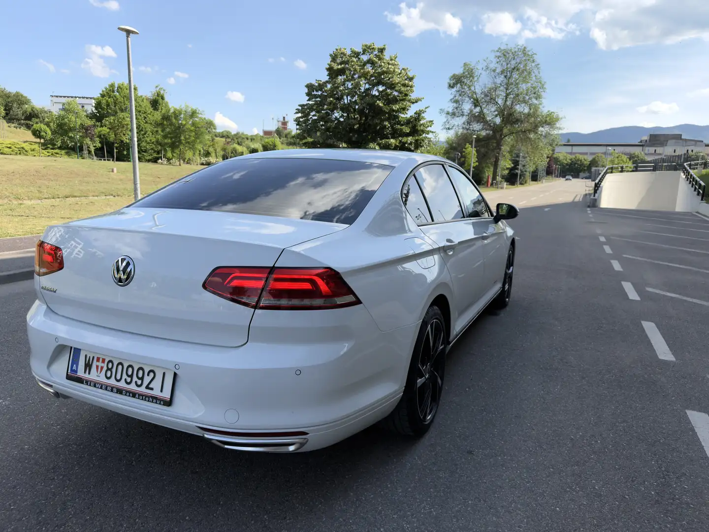 Volkswagen Passat 2.0 TDI SCR Comfortline - 1
