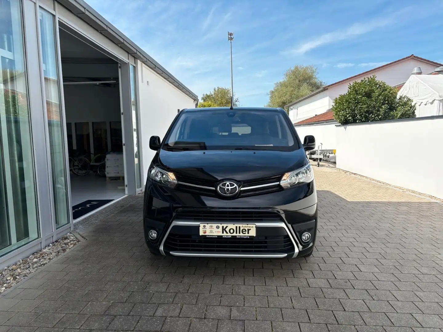 Toyota Proace Verso 2.0 D Autom L2 Navi 9Sitze PDC Schwarz - 2