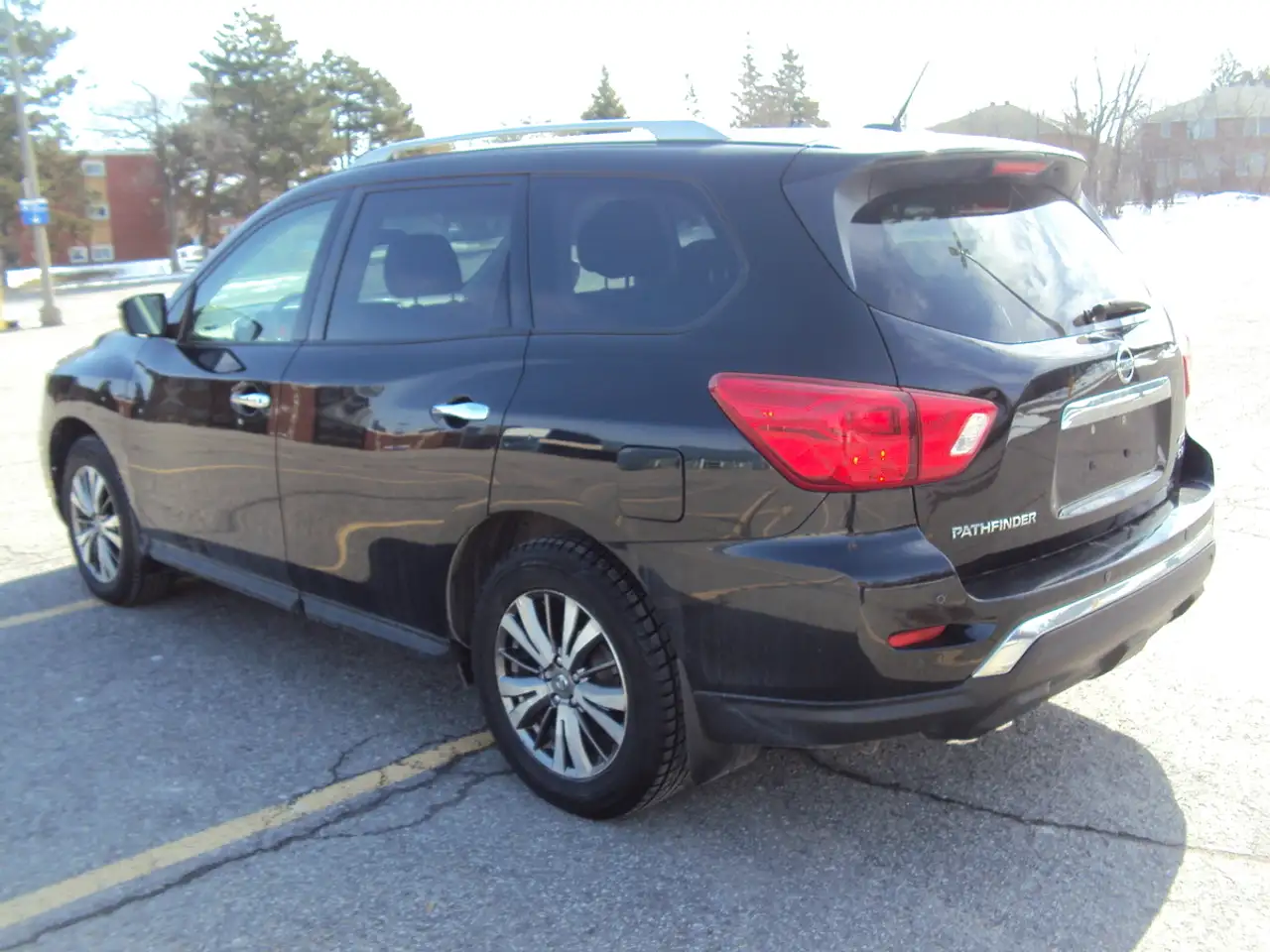 Nissan Pathfinder снимка Nissan Pathfinder