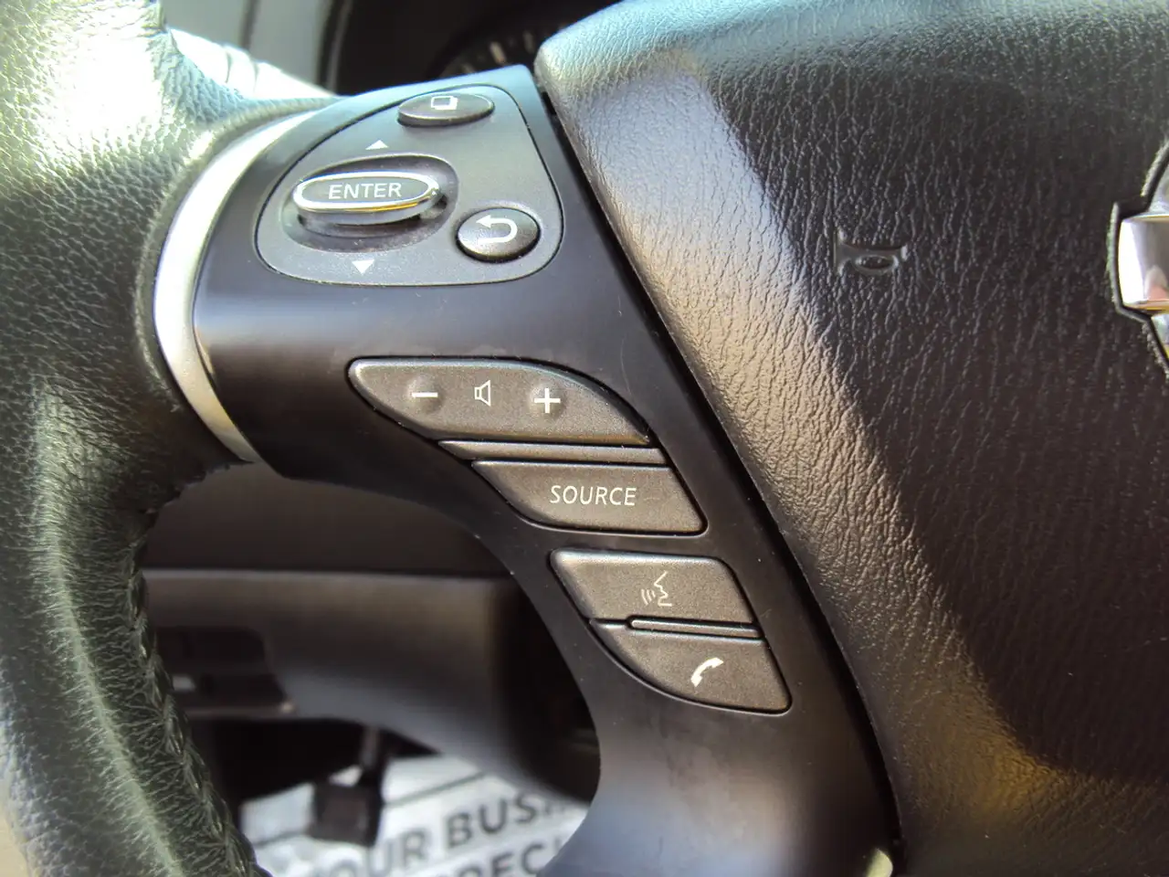 Nissan Pathfinder снимка Nissan Pathfinder