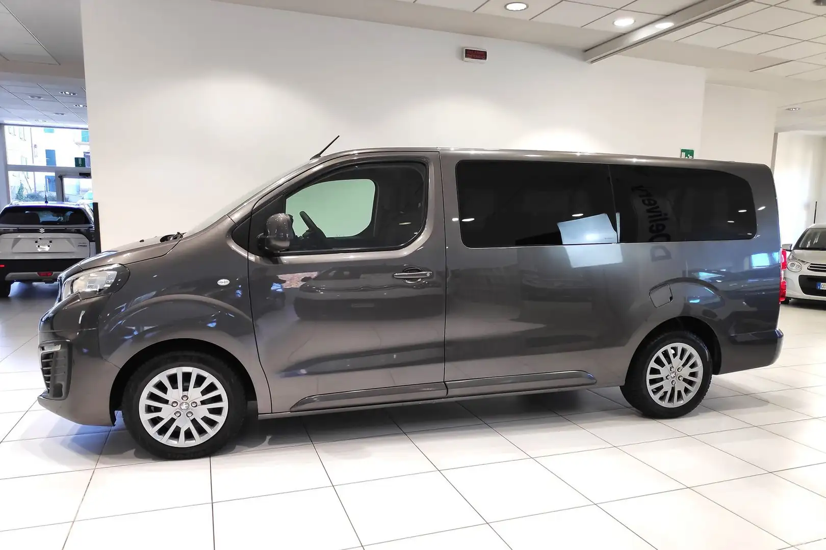 Peugeot Traveller Traveller BlueHDi 120 S&S Long Business*9 POSTI*L Grau - 1