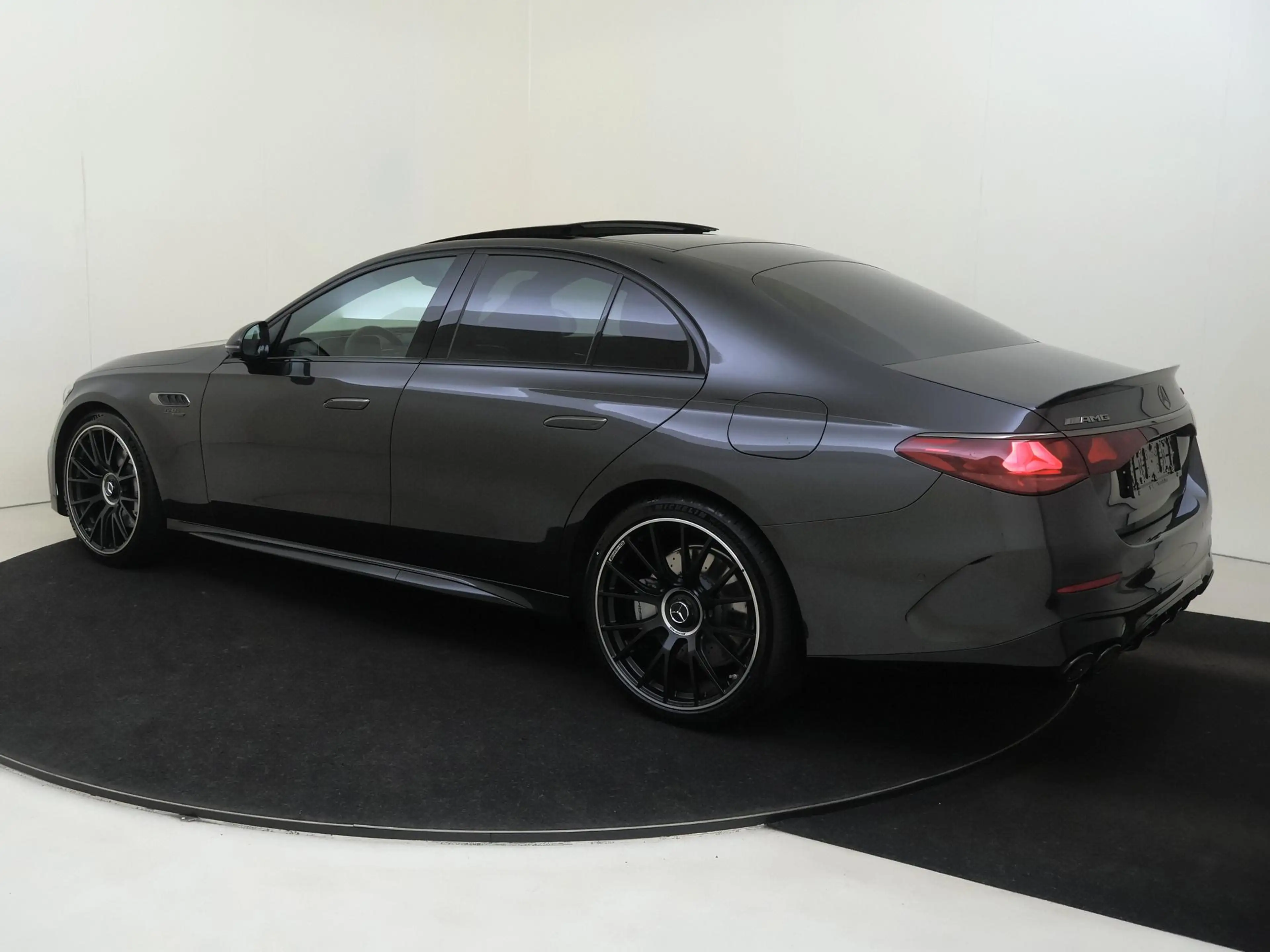 Mercedes-Benz E 53 AMG 4MATIC+ / Superscreen / Burmeister / Panaroma-dak — photo 3