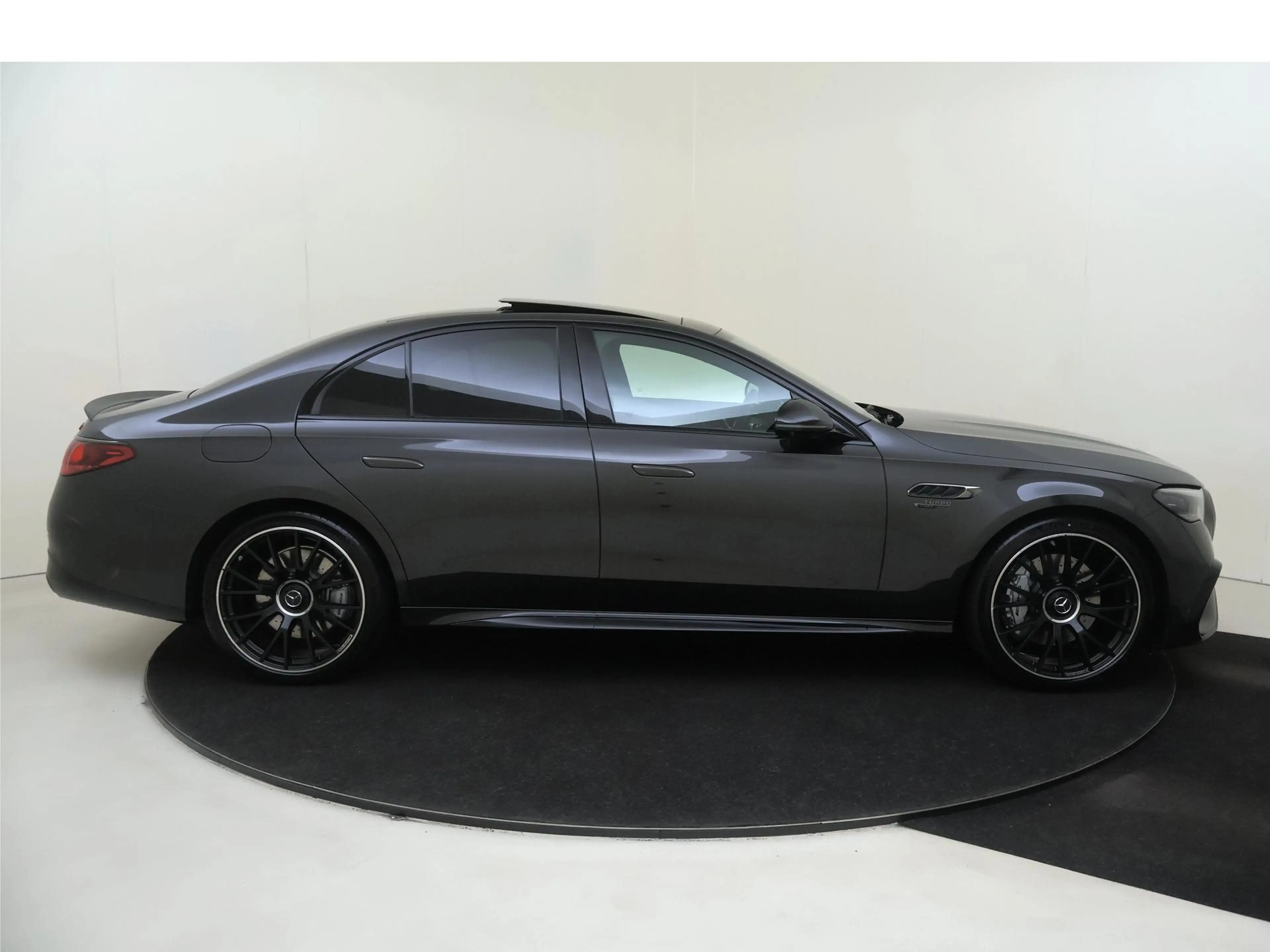 Mercedes-Benz E 53 AMG 4MATIC+ / Superscreen / Burmeister / Panaroma-dak — photo 9