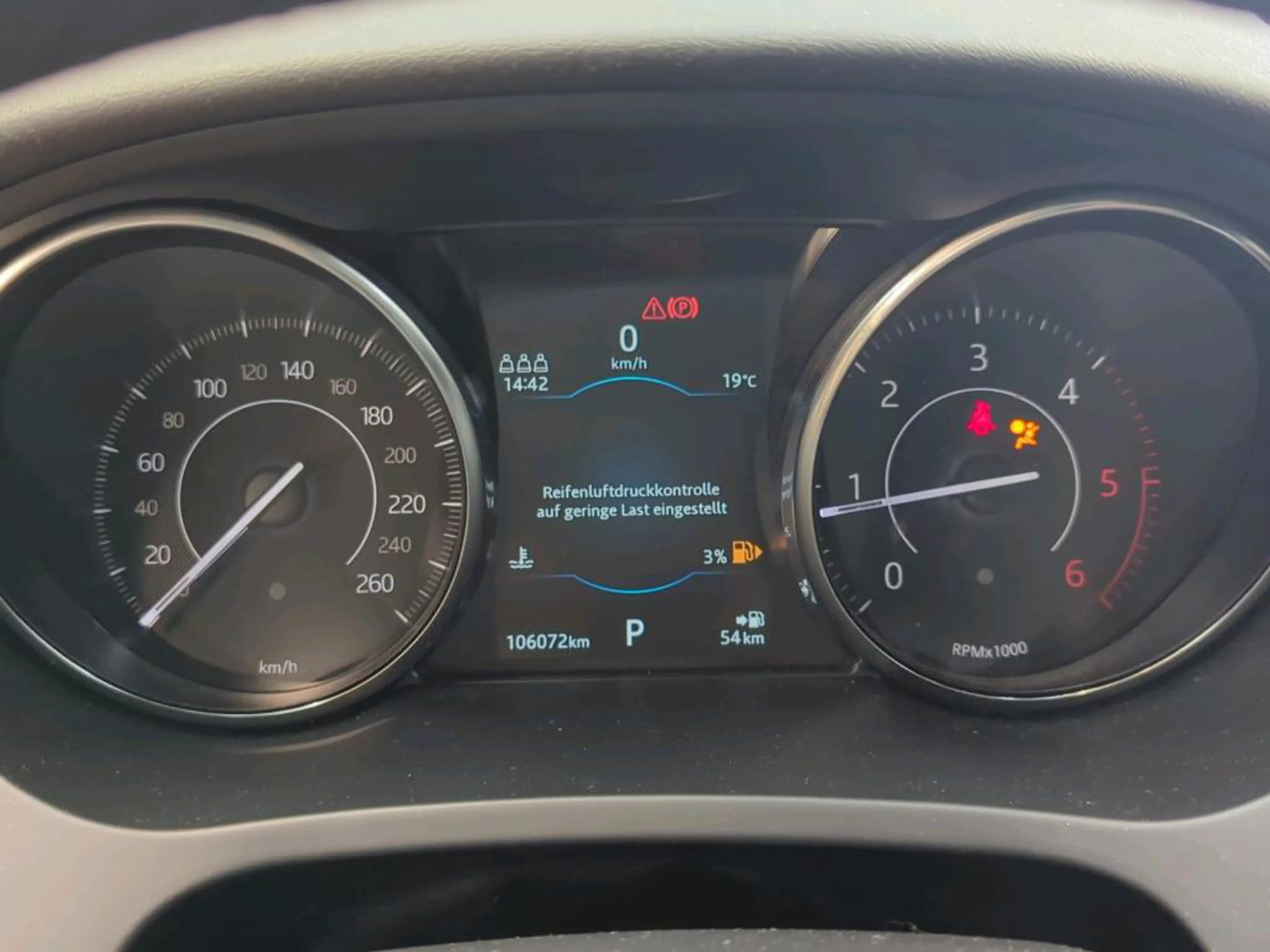 Jaguar E-Pace — photo 9