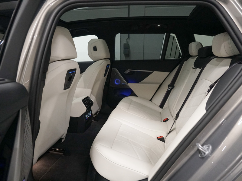 BMW 550 5-serie Touring 550e xDrive Bowers Wilkins | Panor — photo 39