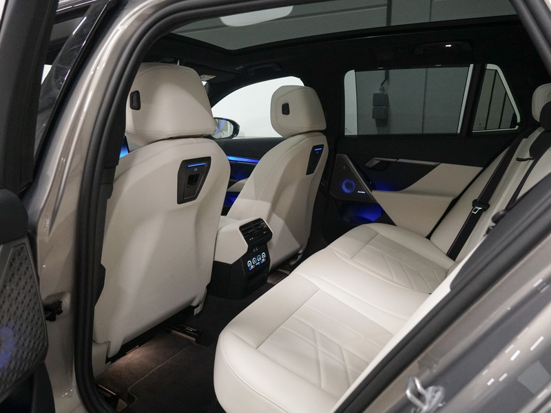 BMW 550 5-serie Touring 550e xDrive Bowers Wilkins | Panor — photo 38