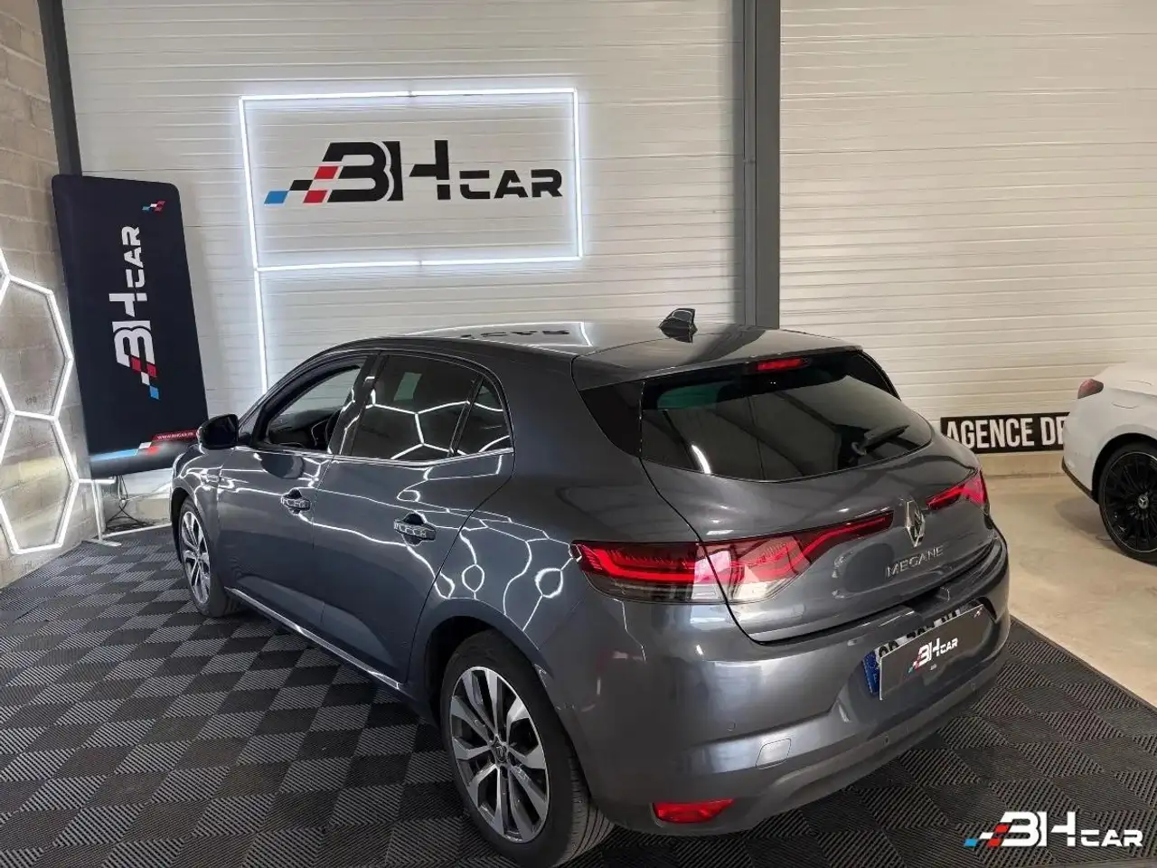 Renault Megane Citadine 5 portes — photo 2