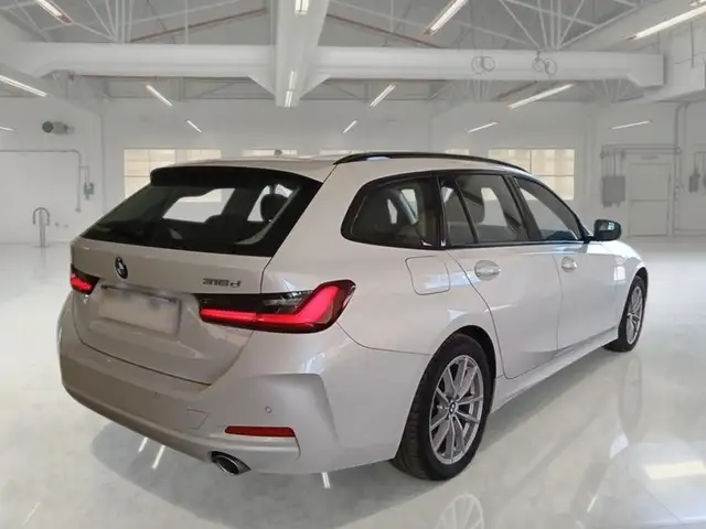 BMW 3 Series view 4