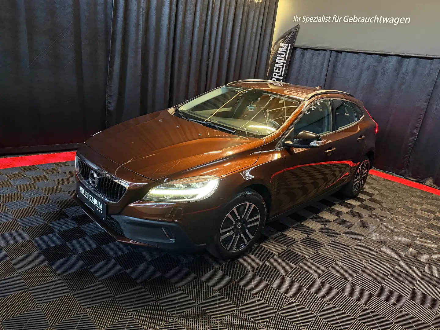Volvo V40 Kinetic Cross Country *LED*NAVI*TEMP* Brun - 2