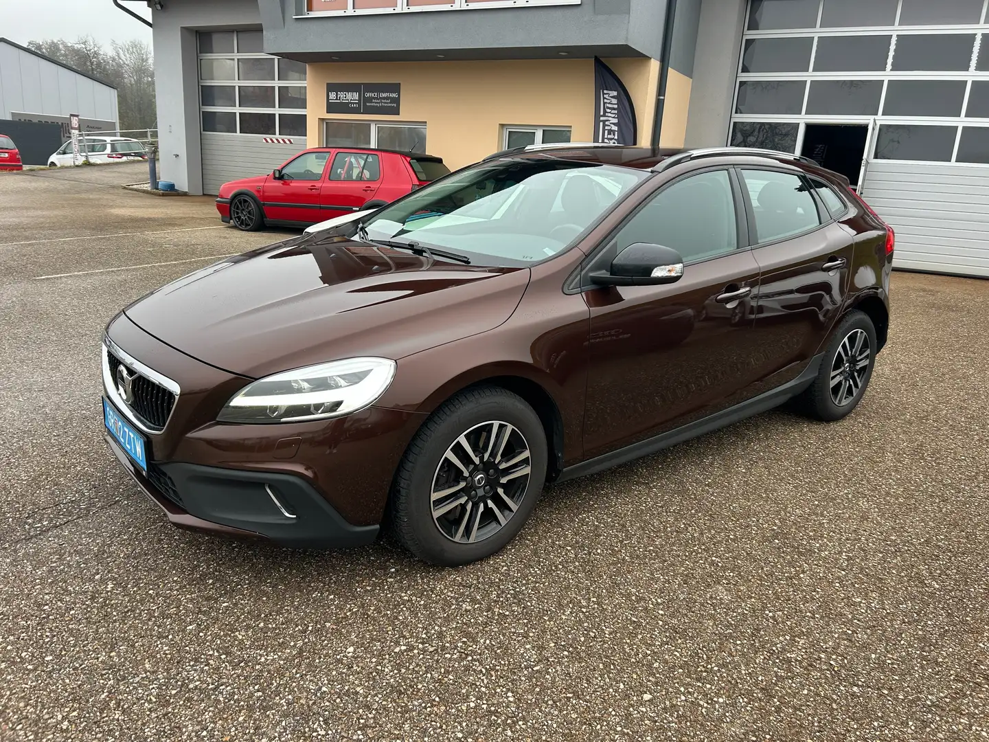 Volvo V40 Kinetic Cross Country *LED*NAVI*TEMP* Braun - 1