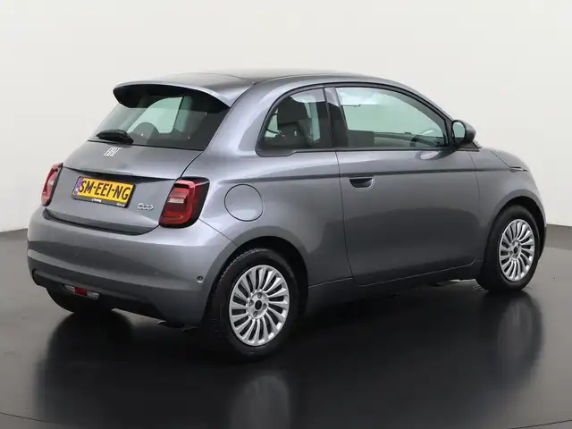 Fiat 500e view 4
