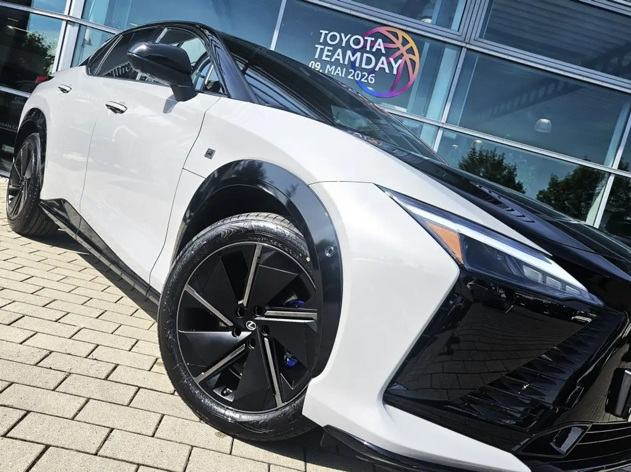 Lexus RZ 550e F SPORT 4