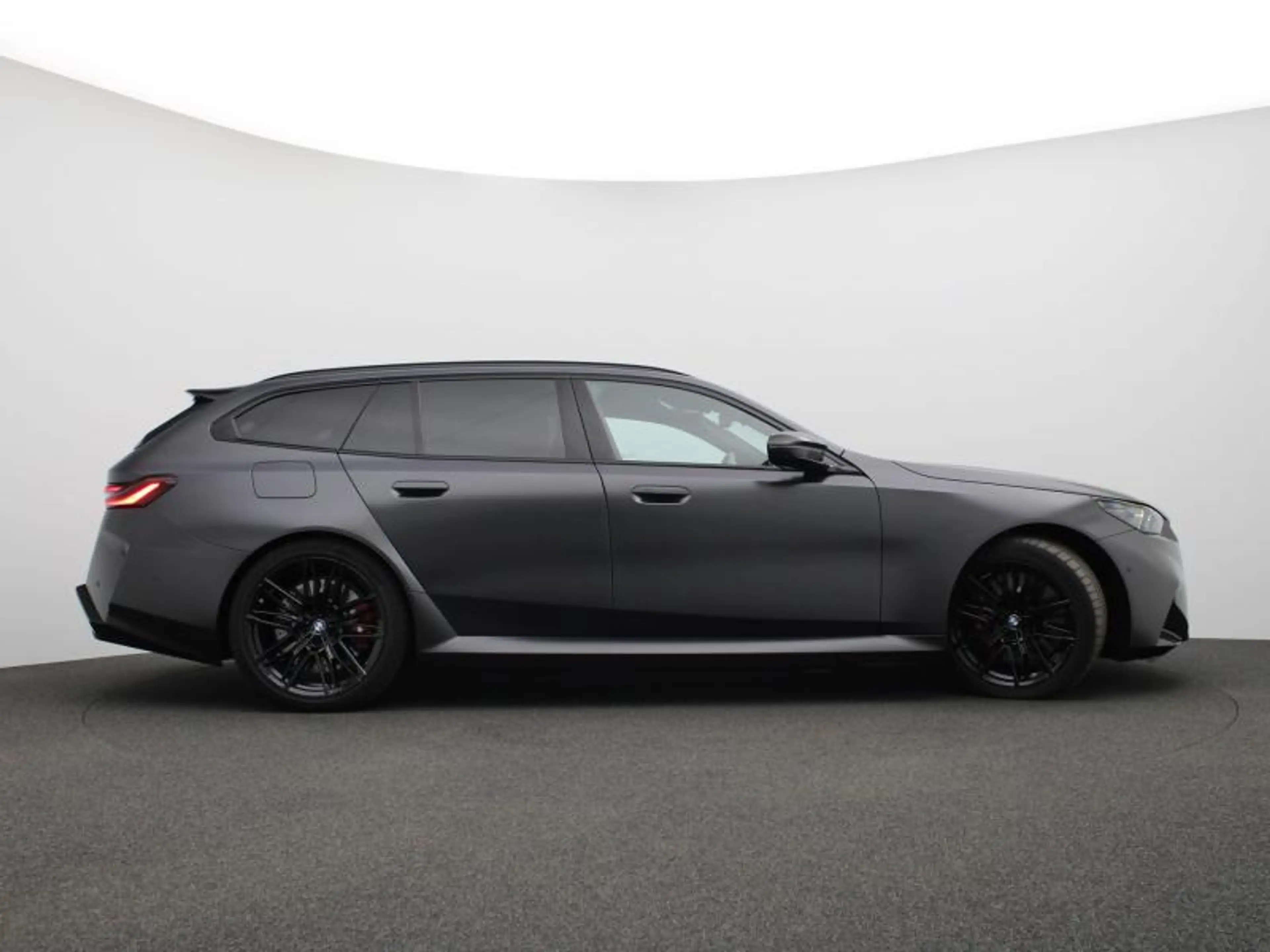 BMW M5 TOURING Matt - Pano - B&W Sound - M Drivers Pack- — photo 3
