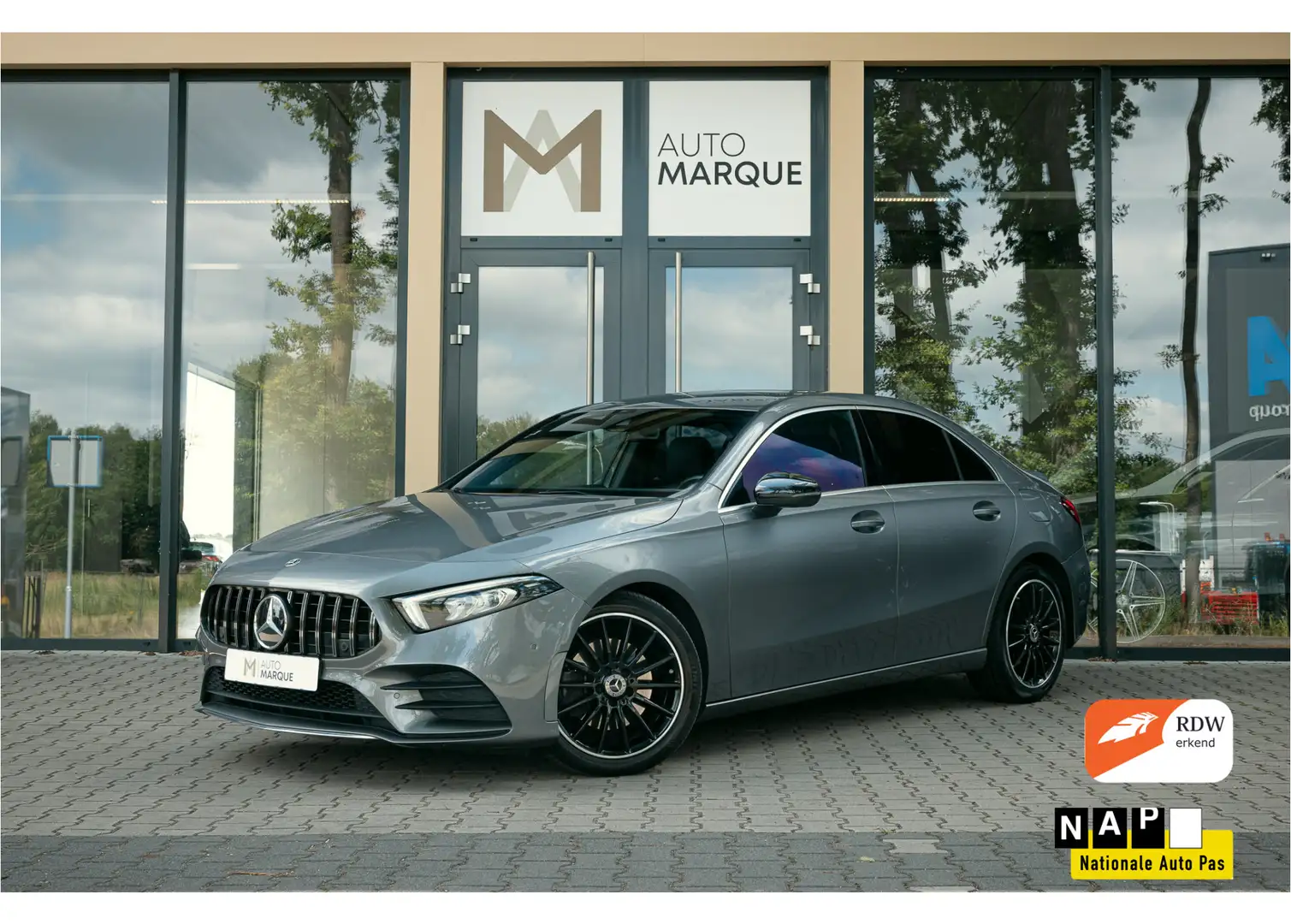 Mercedes-Benz A 220 4MATIC Aut. 191PK Premium | AMG | 18" LM Velgen | Grijs - 1
