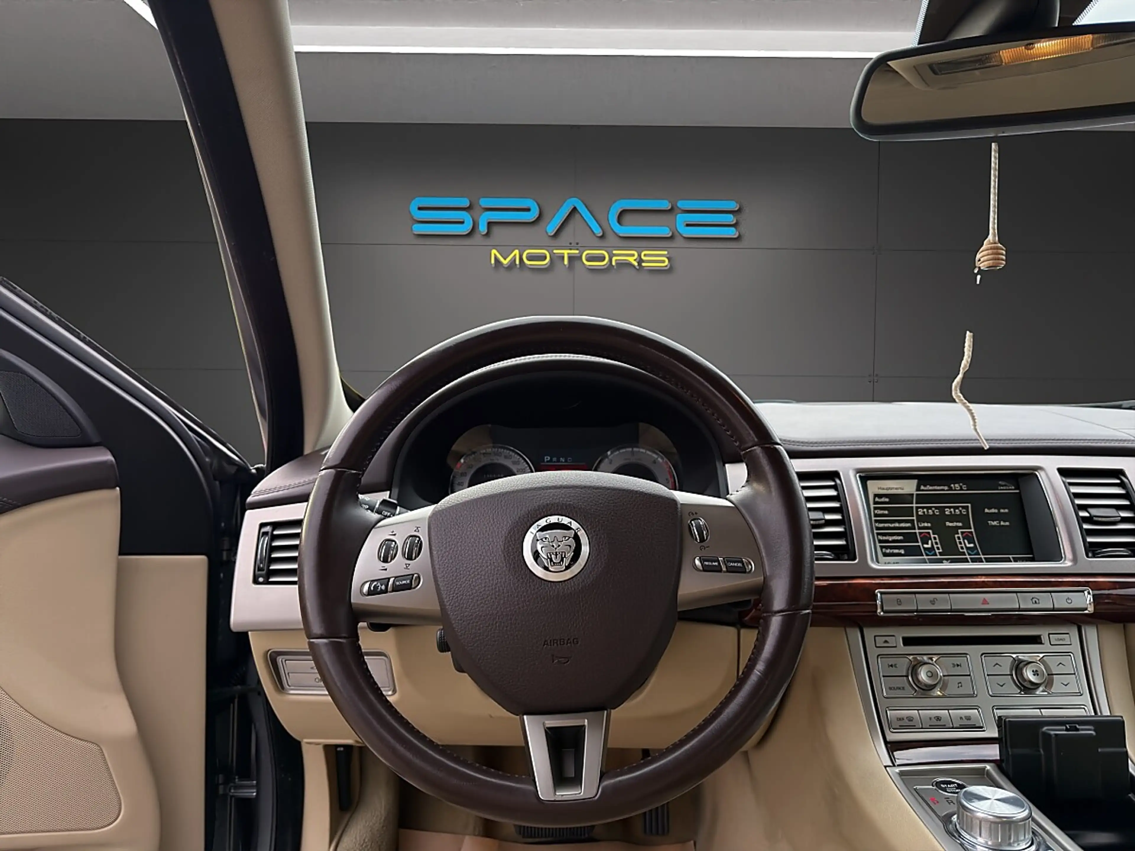 Jaguar XF 2,7 V6 Diesel Premium Luxury — photo 12