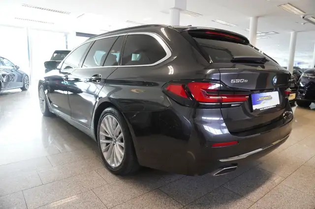 BMW 5 Series view 4