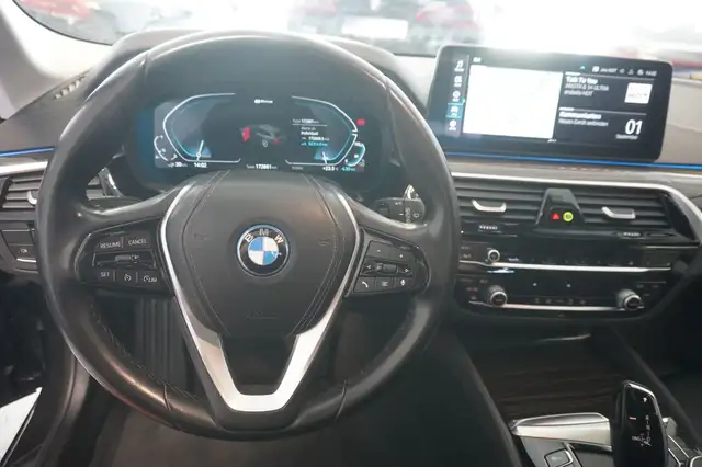 BMW 5 Series view 11