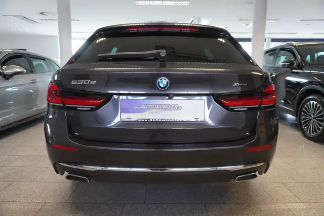BMW 5 Series view 6