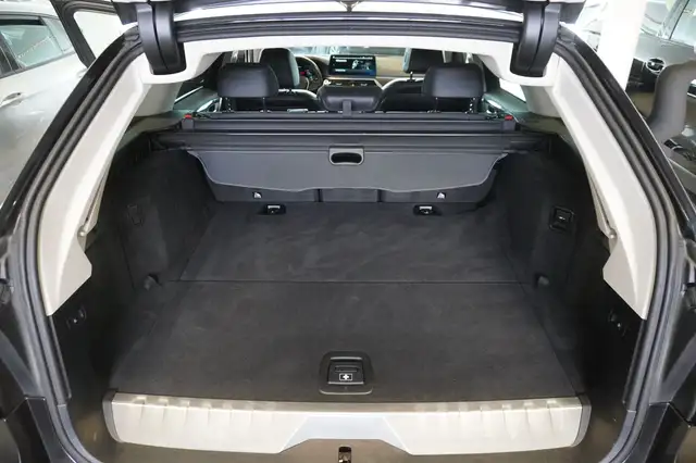 BMW 5 Series view 10