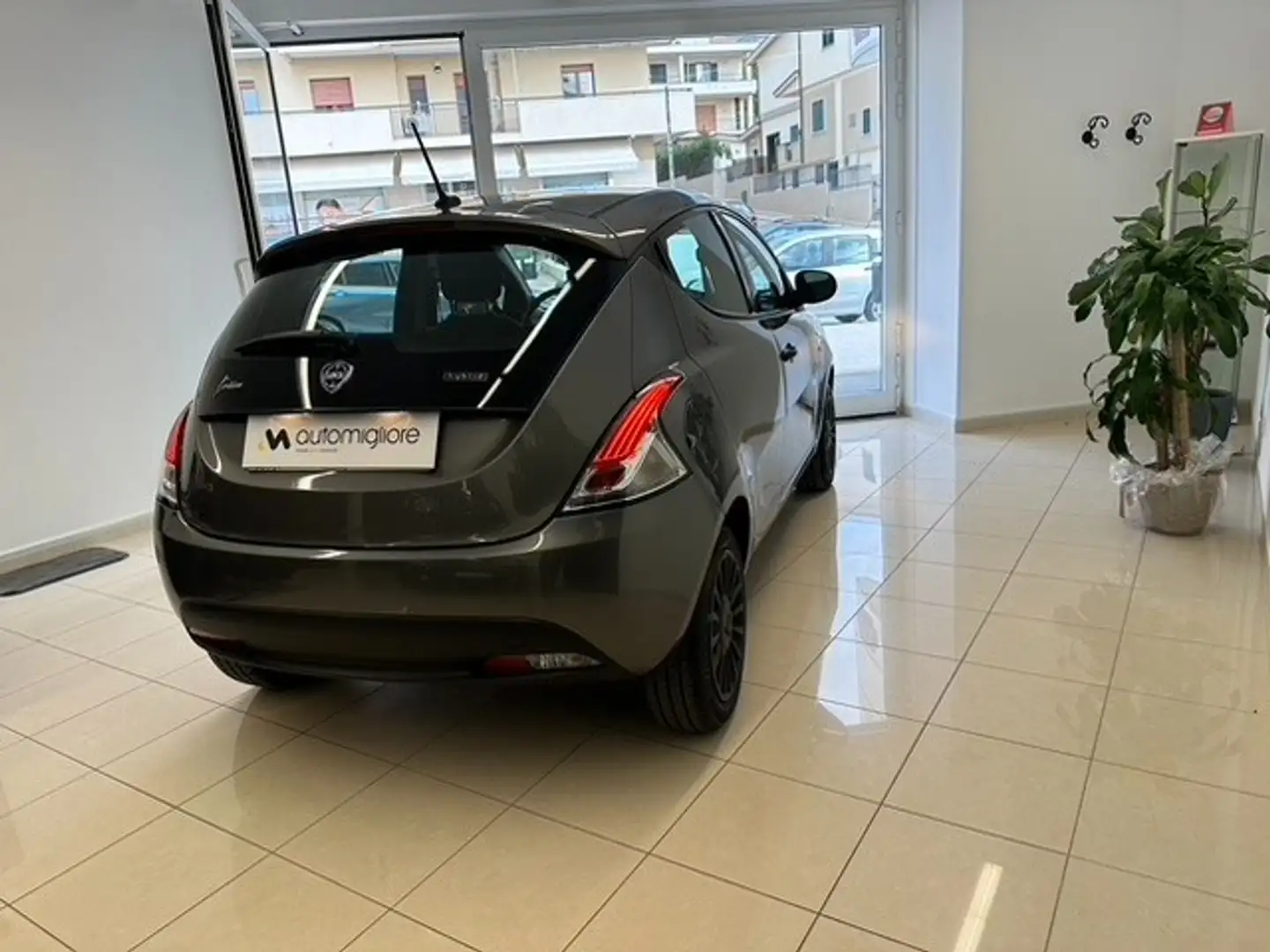 Lancia Ypsilon 1.0 FireFly 5 porte S&S Hybrid Ecochic Silver Grigio - 2