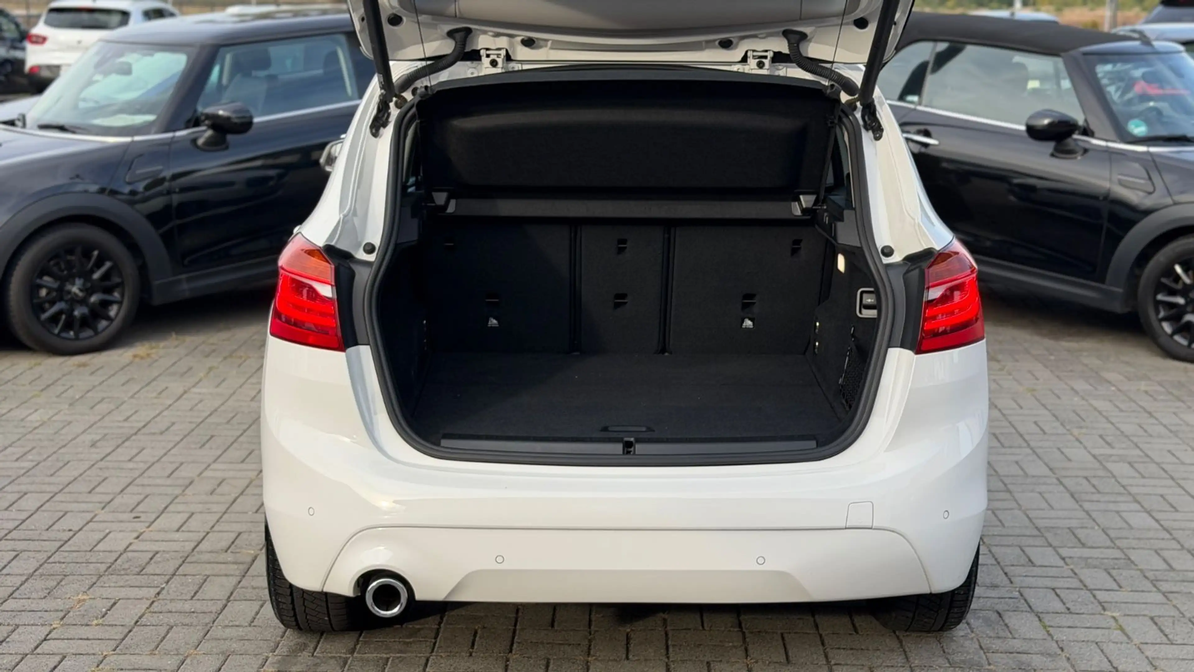 BMW 216 216d Advantage — photo 9
