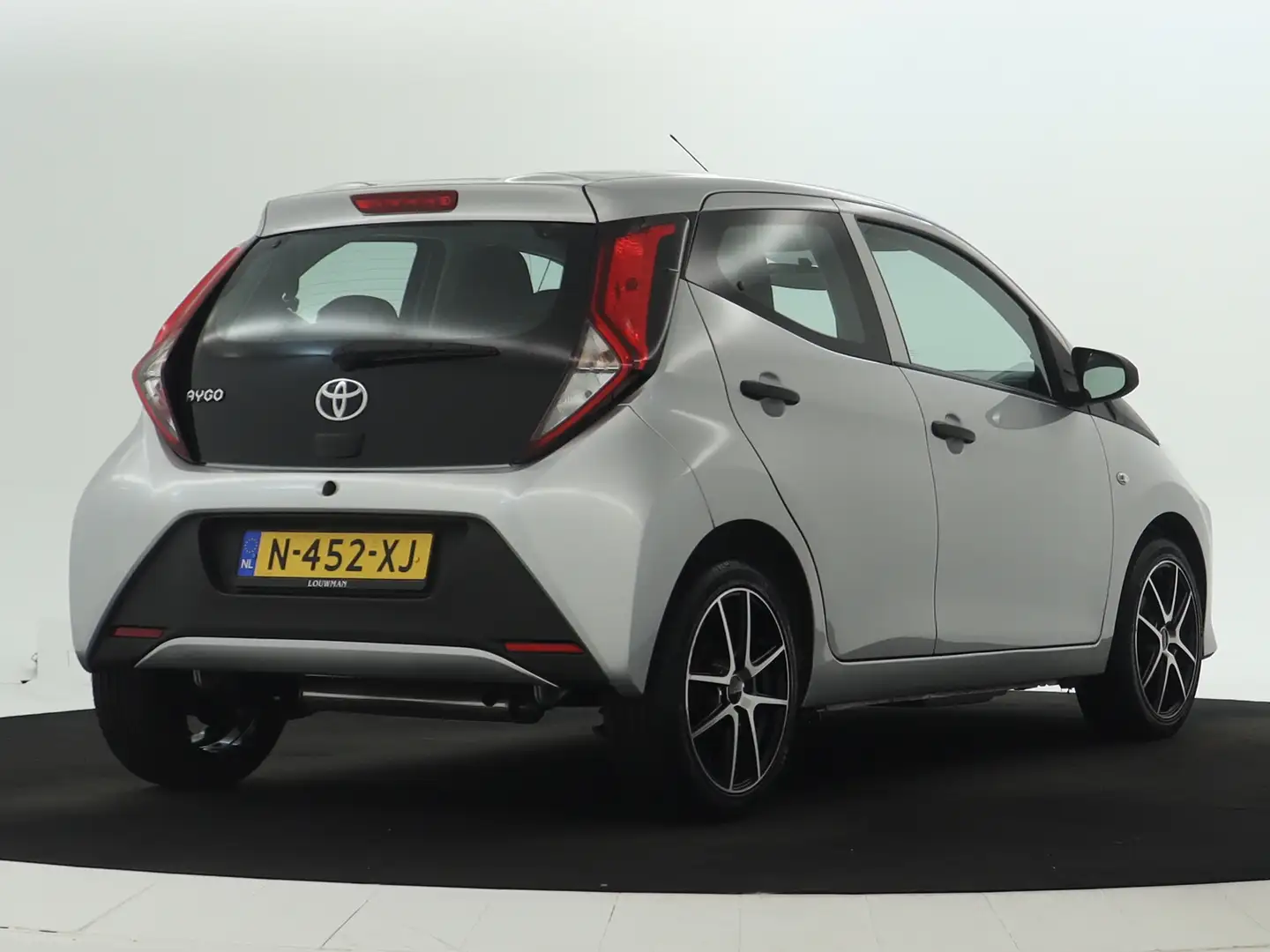 Toyota Aygo 1.0 VVT-i x-fun Grijs - 2